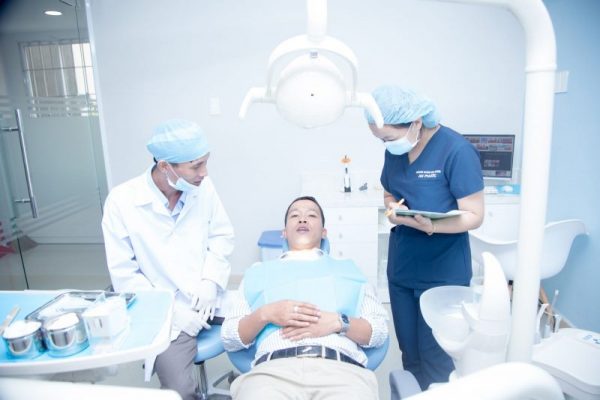 Kiểm tra và chăm sóc răng miệng thường xuyên