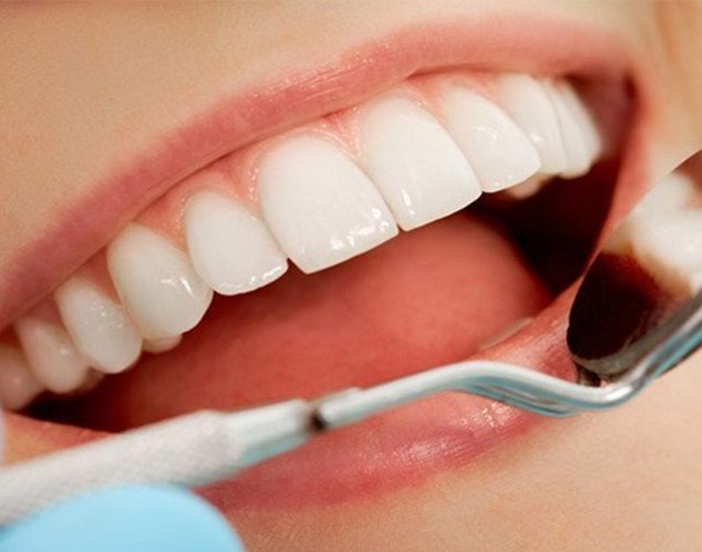 Bọc răng sứ giúp phục hình thẩm mỹ và cải thiện khả năng ăn nhai.