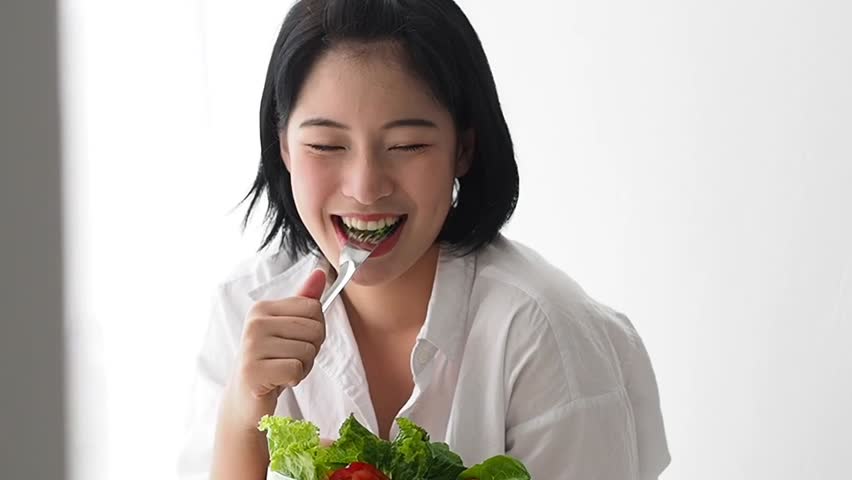 Bảng giá bọc răng sứ nguyên hàm mới nhất 2025 Thoải mái ăn nhai sau khi bọc răng sứ toàn hàm