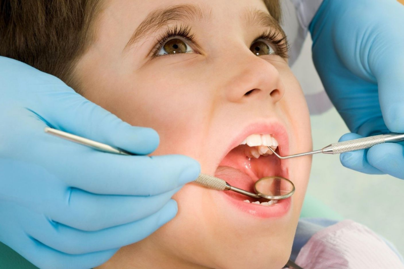 Những điều cần biết về trồng răng Implant toàn hàm tre-em-duoi-17-tuoi-khong-duoc-phep-trong-rang-implant