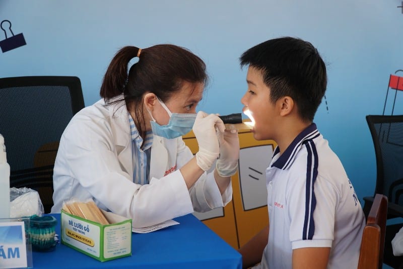 Thạc sĩ - Bác sĩ Phạm Thuỳ Dương thăm khám răng miệng cho các em học sinh