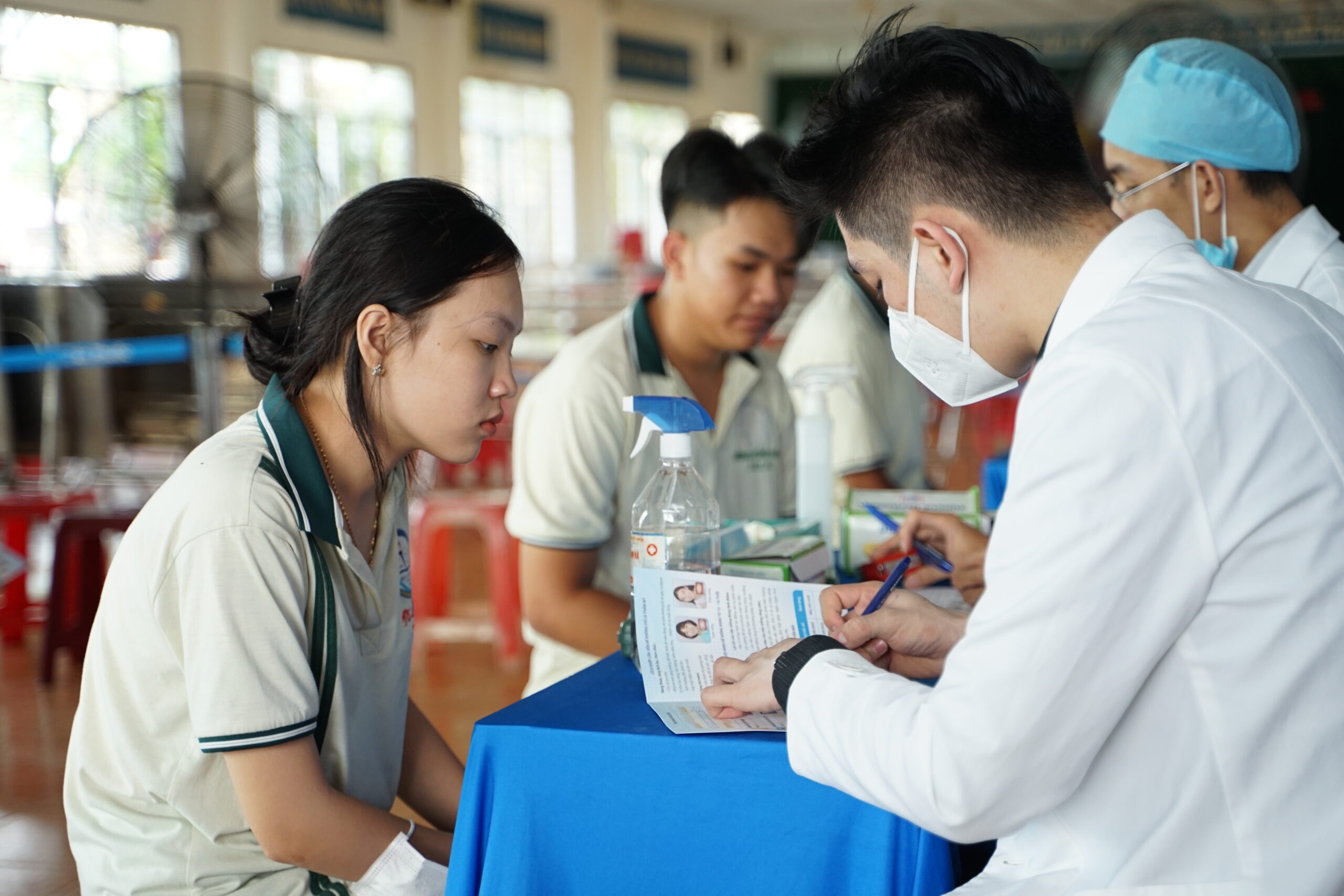 Thăm khám sức khoẻ răng miệng - Trường Hà Long Các bác sĩ thăm khám cho các em học sinh