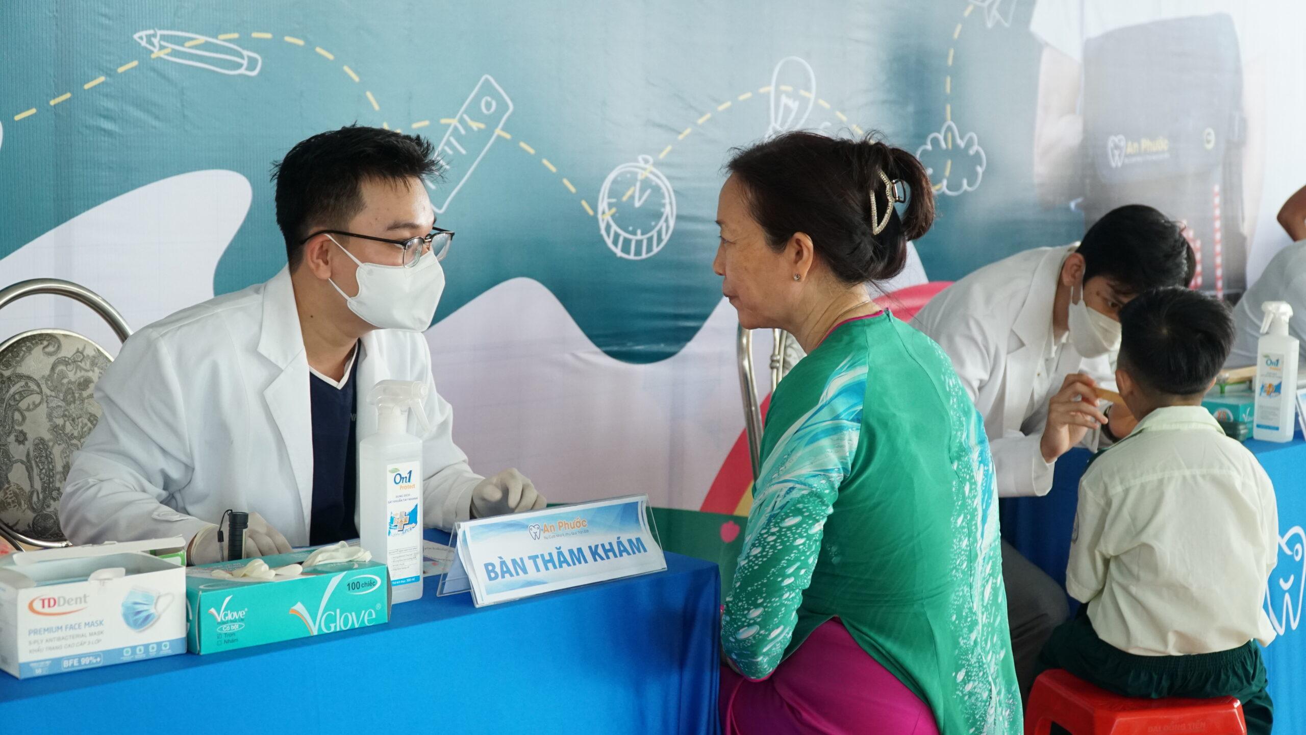 Thăm khám sức khoẻ răng miệng - Trường Hà Long Các bác sĩ thăm khám cho các giáo viên Trường TH, THCS & THPT Hà Long
