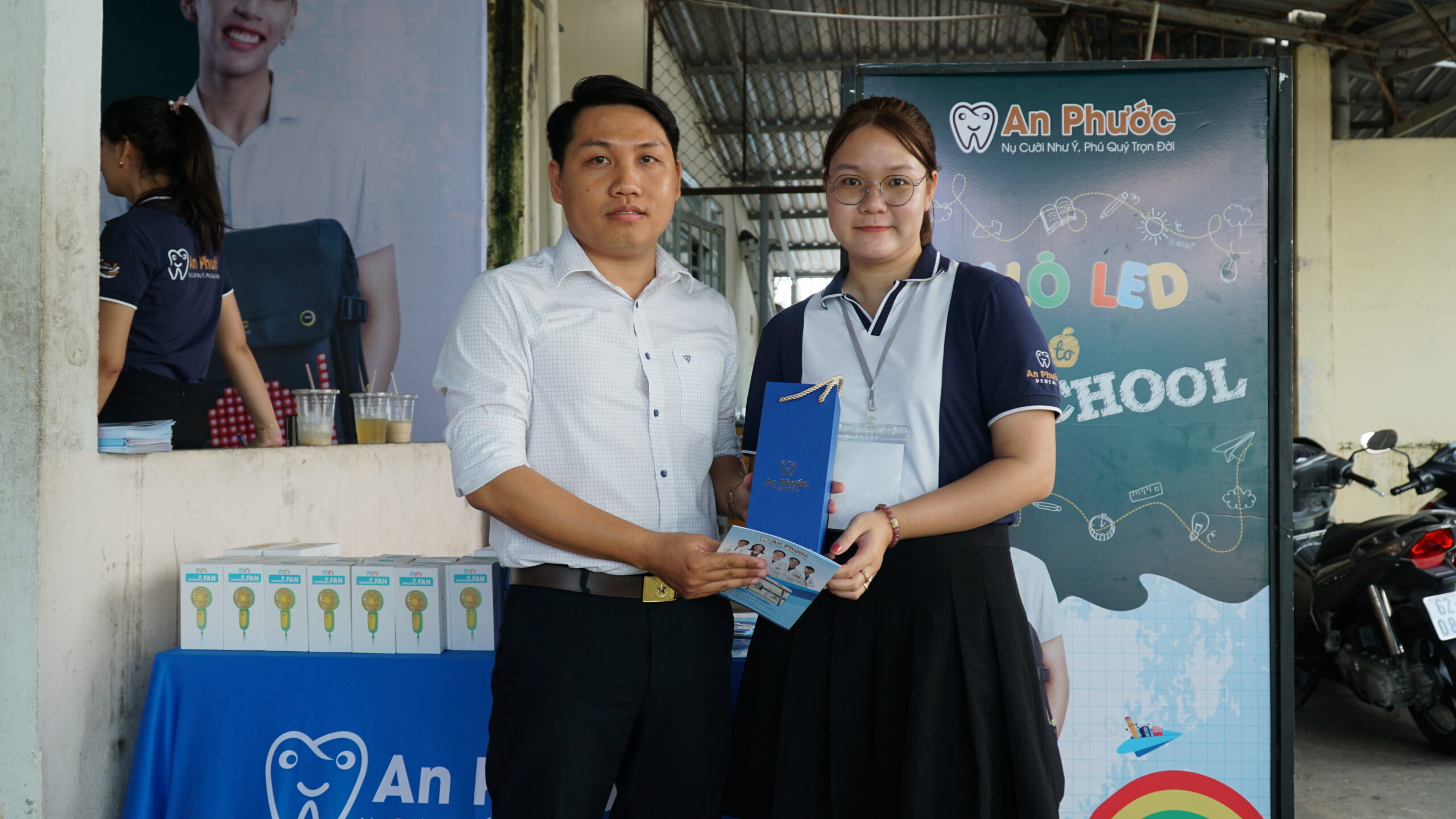 Thăm khám sức khoẻ răng miệng - Trường Hà Long Nha khoa An Phước tặng các em học sinh và các giáo viên những phần quà hấp dẫn