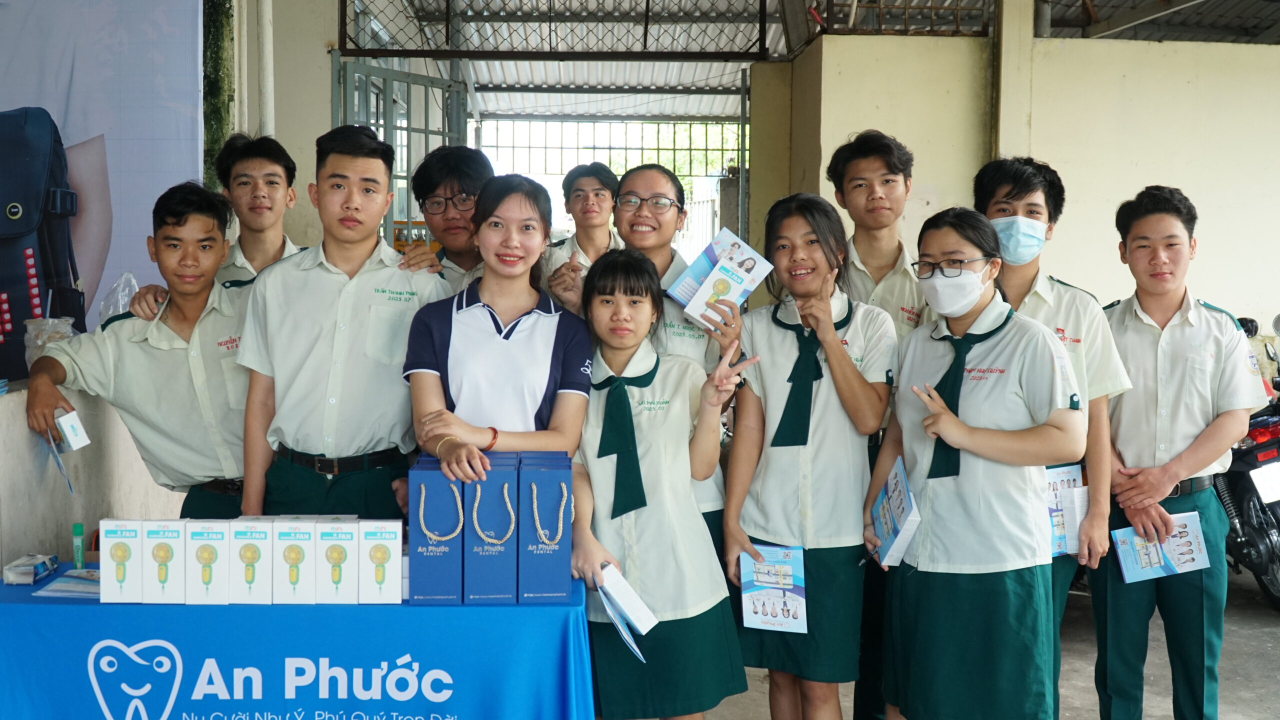 Thăm khám sức khoẻ răng miệng - Trường Hà Long Nha khoa An Phước tặng các em học sinh và các giáo viên những phần quà hấp dẫn