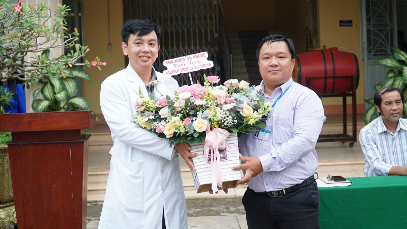 Đại diện Nha khoa An Phước tặng hoa lưu niệm cho Ban Giám Hiệu trường THCS Lý Tự Trọng