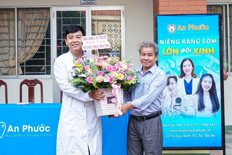 Đại diện Nha khoa An Phước tặng hoa lưu niệm cho Ban Giám Hiệu trường THCS Trần Phú