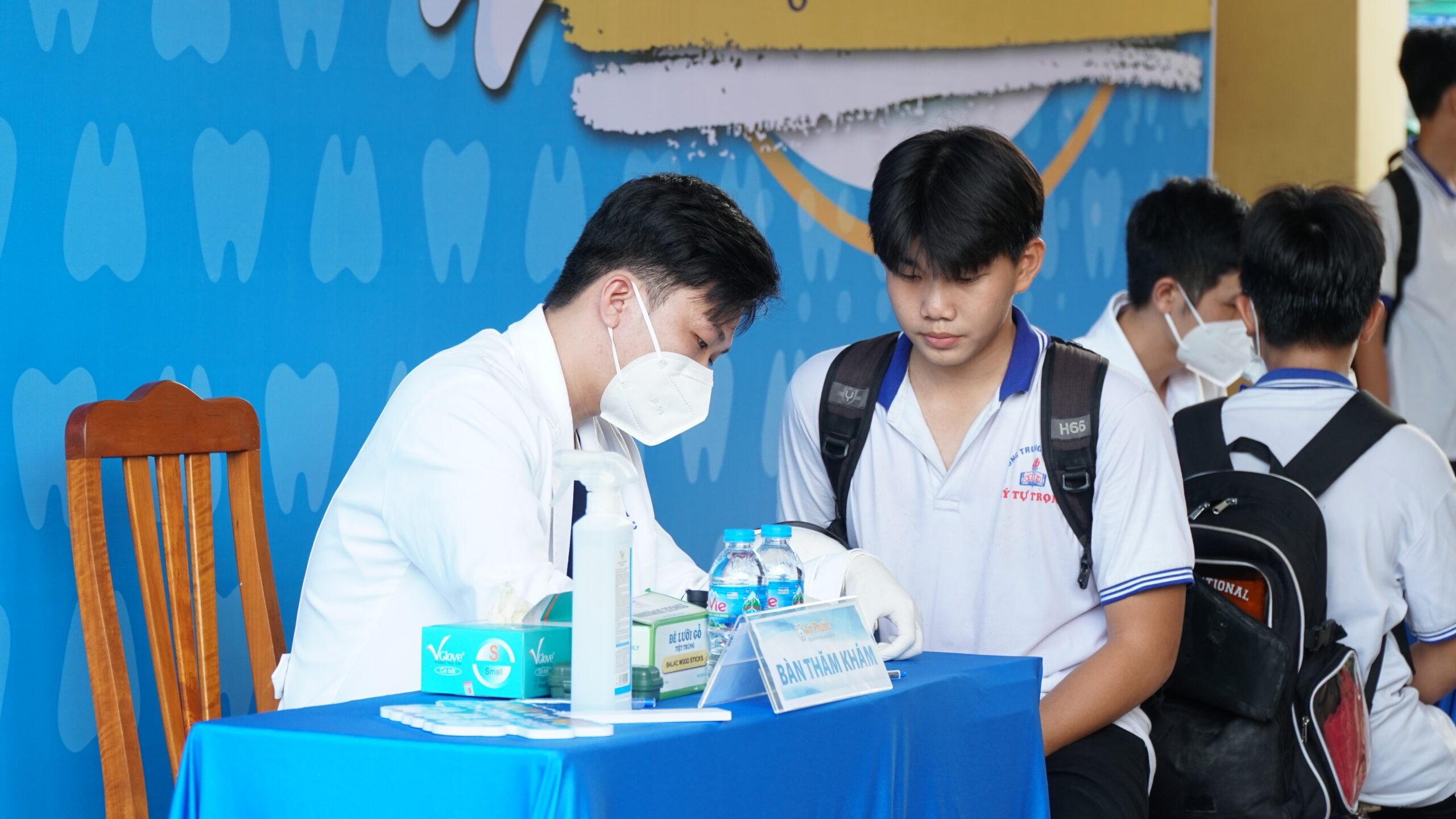 Thăm khám tầm soát sức khoẻ răng miệng - Trường THCS Lý Tự Trọng Bác sĩ tại Nha Khoa An Phước thăm khám cho các em học sinh