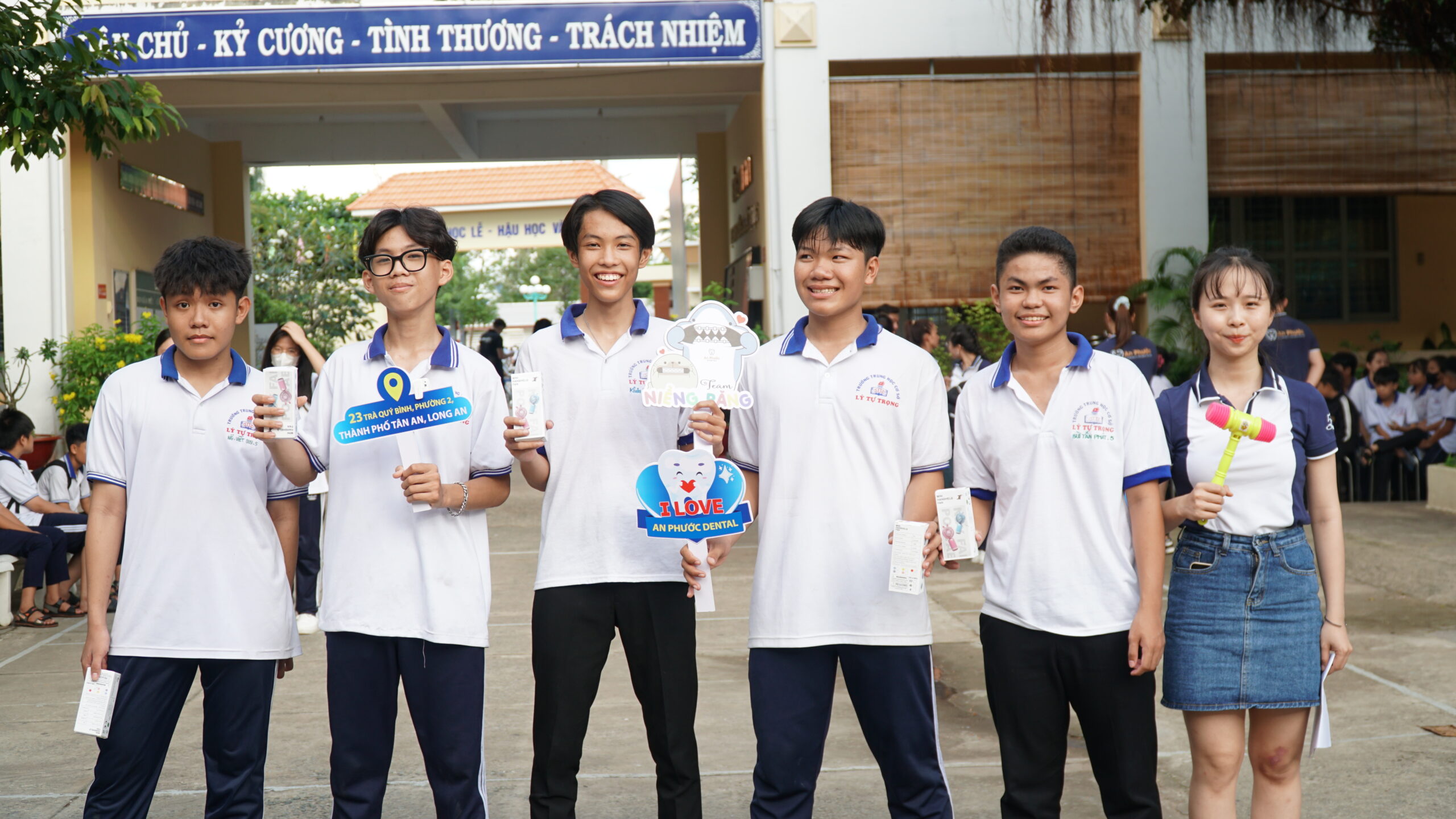 Thăm khám tầm soát sức khoẻ răng miệng - Trường THCS Lý Tự Trọng Nguồn năng lượng tích cực của các em học sinh trường THCS Lý Tự Trọng