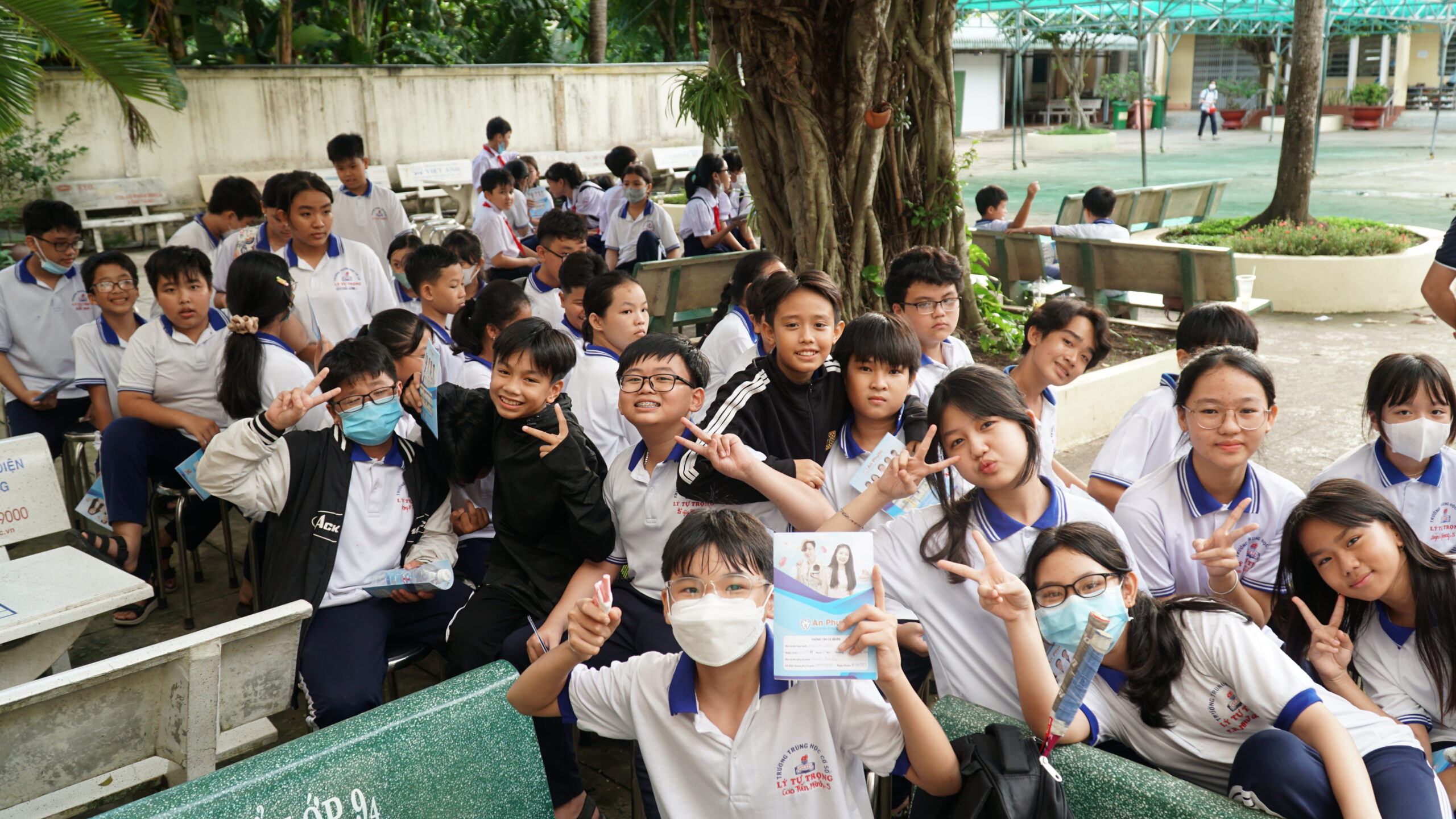 Thăm khám tầm soát sức khoẻ răng miệng - Trường THCS Lý Tự Trọng Hơn 100 em học sinh đăng ký thăm khám trực tiếp cùng bác sĩ