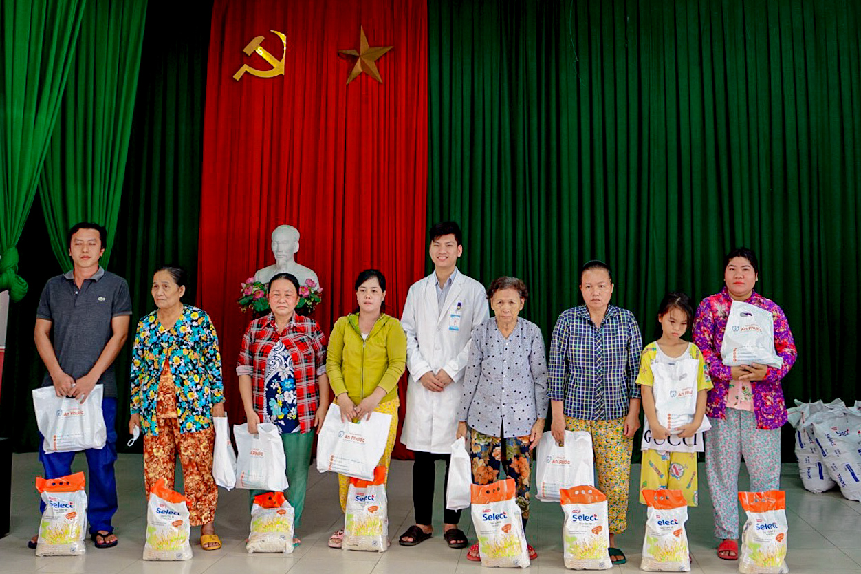 Phường 5: Điểm đến tiếp theo trong hành trình nụ cười An Phước trao tặng những phần quà ý nghĩa cho người dân thuộc hộ nghèo, cận nghèo