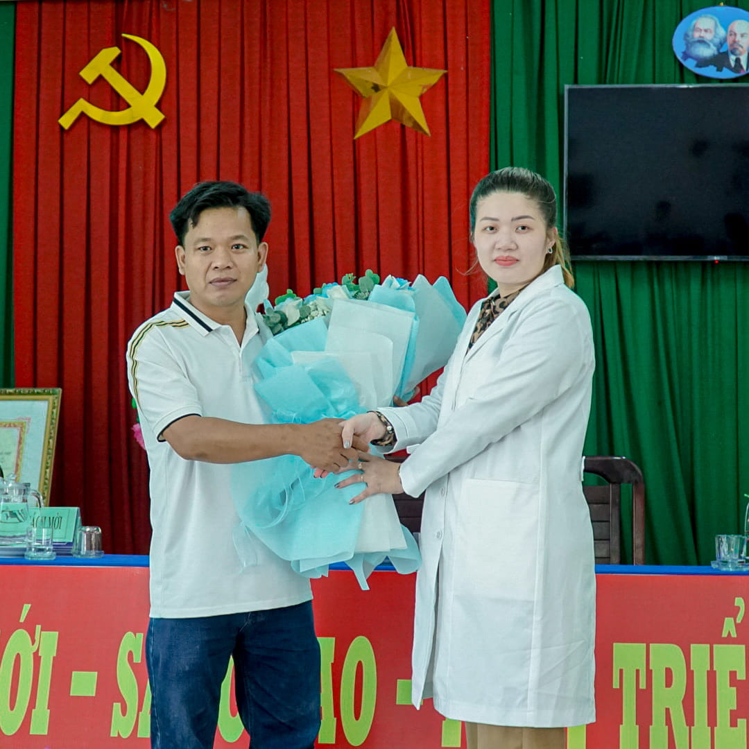 Lan tỏa giá trị nụ cười với người dân Phường Khánh Hậu Bác sĩ Nha khoa An Phước trao hoa lưu niệm đến Đại diện UBND Phường Khánh Hậu