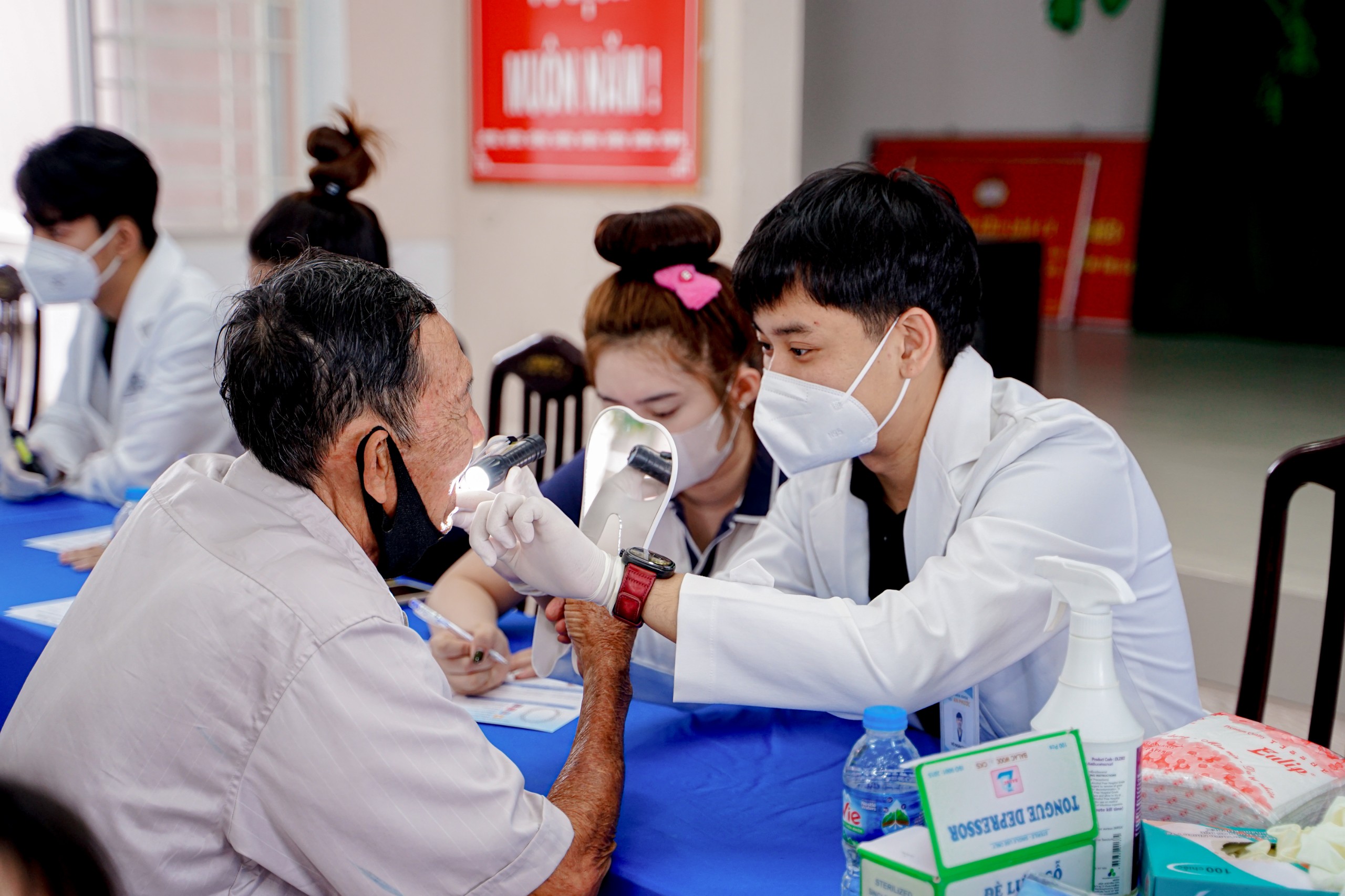 Phường 5: Điểm đến tiếp theo trong hành trình nụ cười Bác sĩ thăm khám và tư vấn giải pháp điều trị nha khoa cho người dân