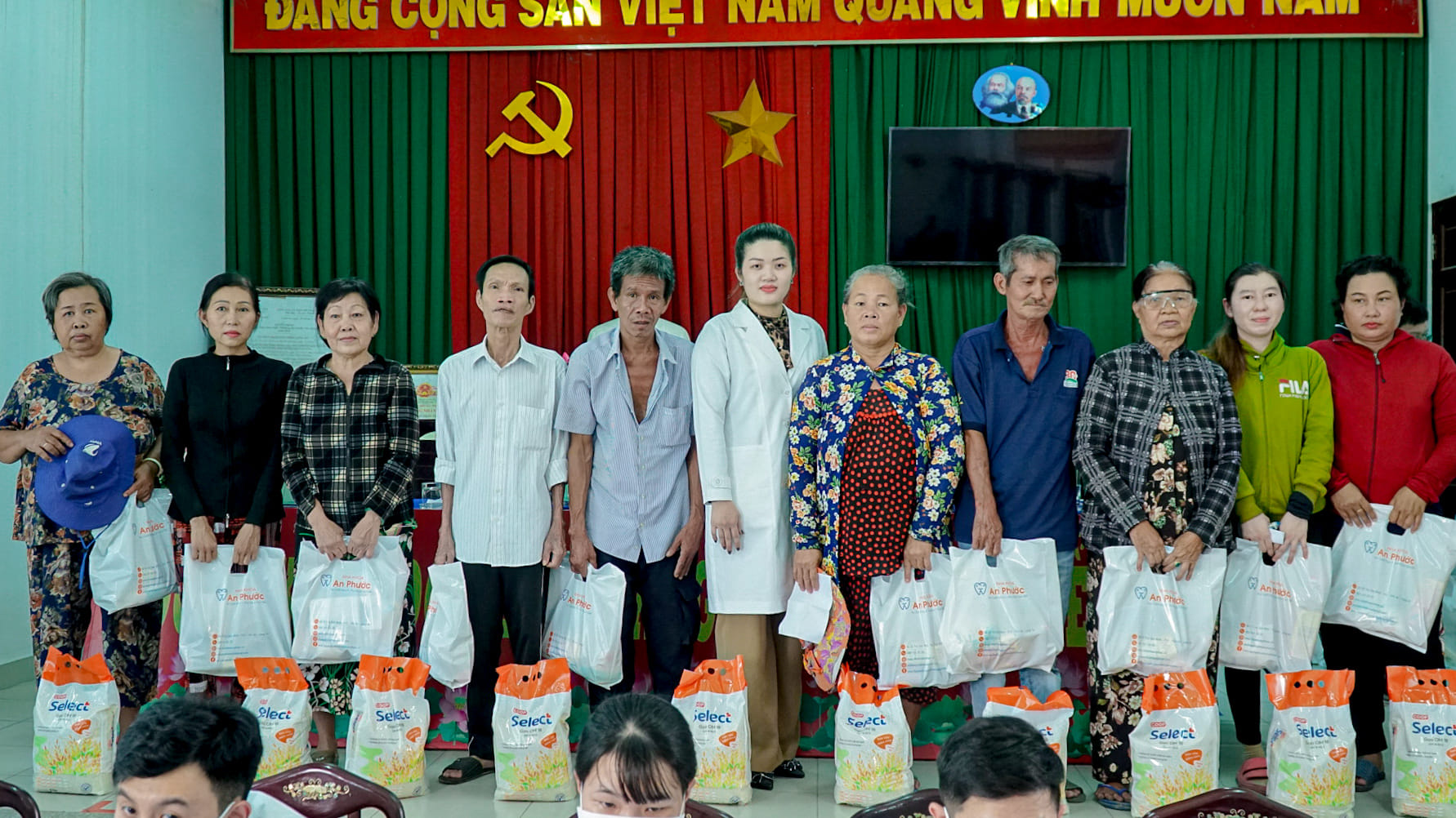 Lan tỏa giá trị nụ cười với người dân Phường Khánh Hậu Những phần quà ý nghĩa dành cho bà con phường Khánh Hậu