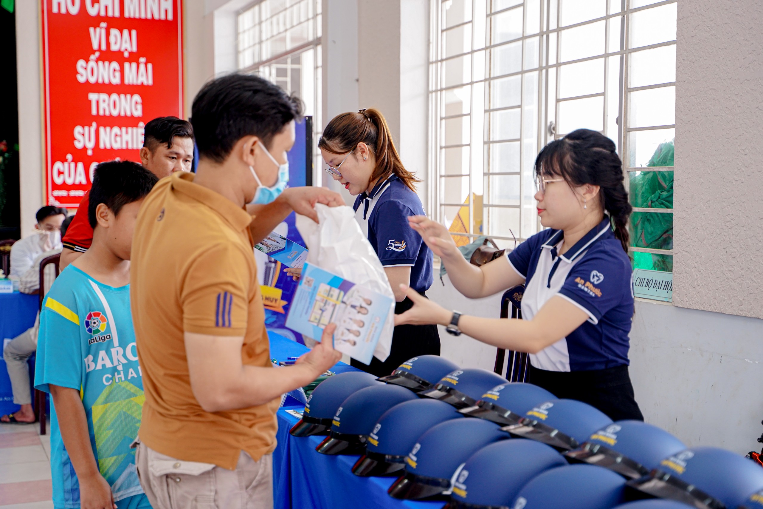 Phường 5: Điểm đến tiếp theo trong hành trình nụ cười Sau khi thăm khám, mỗi khách hàng sẽ nhận được một phần quà lưu niệm từ An Phước