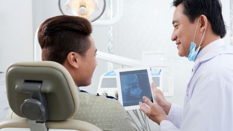 Bọc răng sứ có niềng được không? Giải đáp từ chuyên gia Bác sĩ sẽ kiểm tra mô răng của bạn còn nhiều hay ít, có phù hợp niềng răng hay không