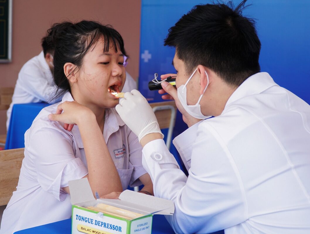 Thăm khám tầm soát sức khỏe răng miệng tại Trung Tâm GDTX Tỉnh Long An Thăm khám GDTX Long An - 2