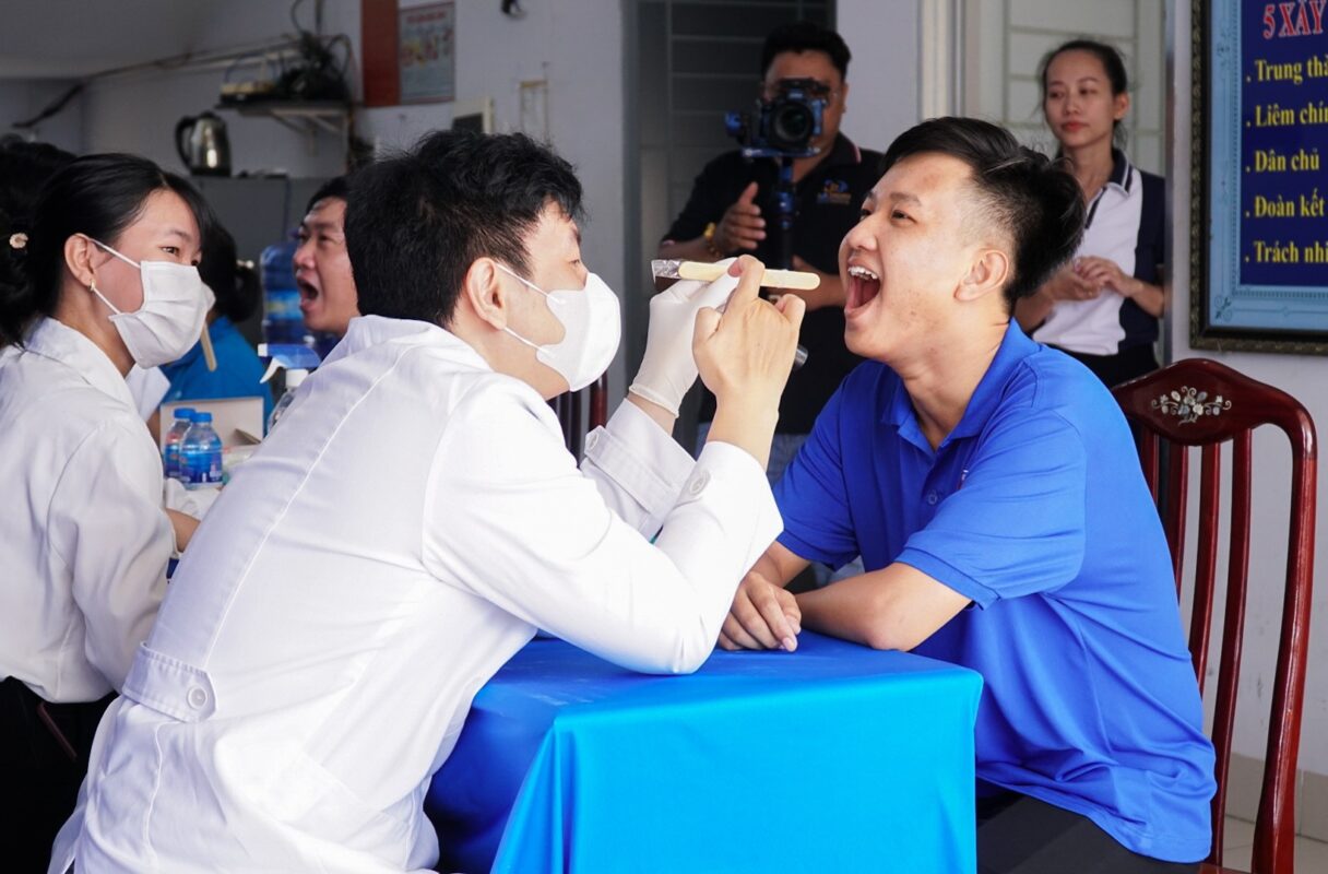 Một ngày thăm khám ý nghĩa cùng bà con UBND Phường 1 Thăm khám sức khoẻ răng miệng tại UBND P1 - 4