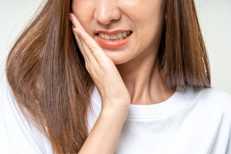 Biến chứng khi bọc răng sứ bị lệch khớp cắn, khắc phục như thế nào? Bọc răng sứ bị lệch khớp cắn gây mất thẩm mỹ và suy giảm chức năng ăn nhai