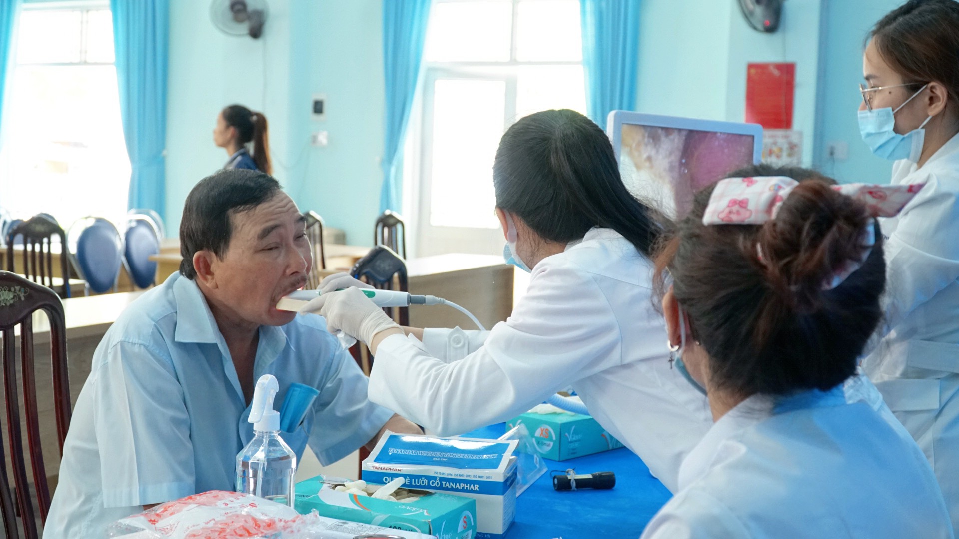 Thăm khám cộng đồng UBND Phường 2 - 1