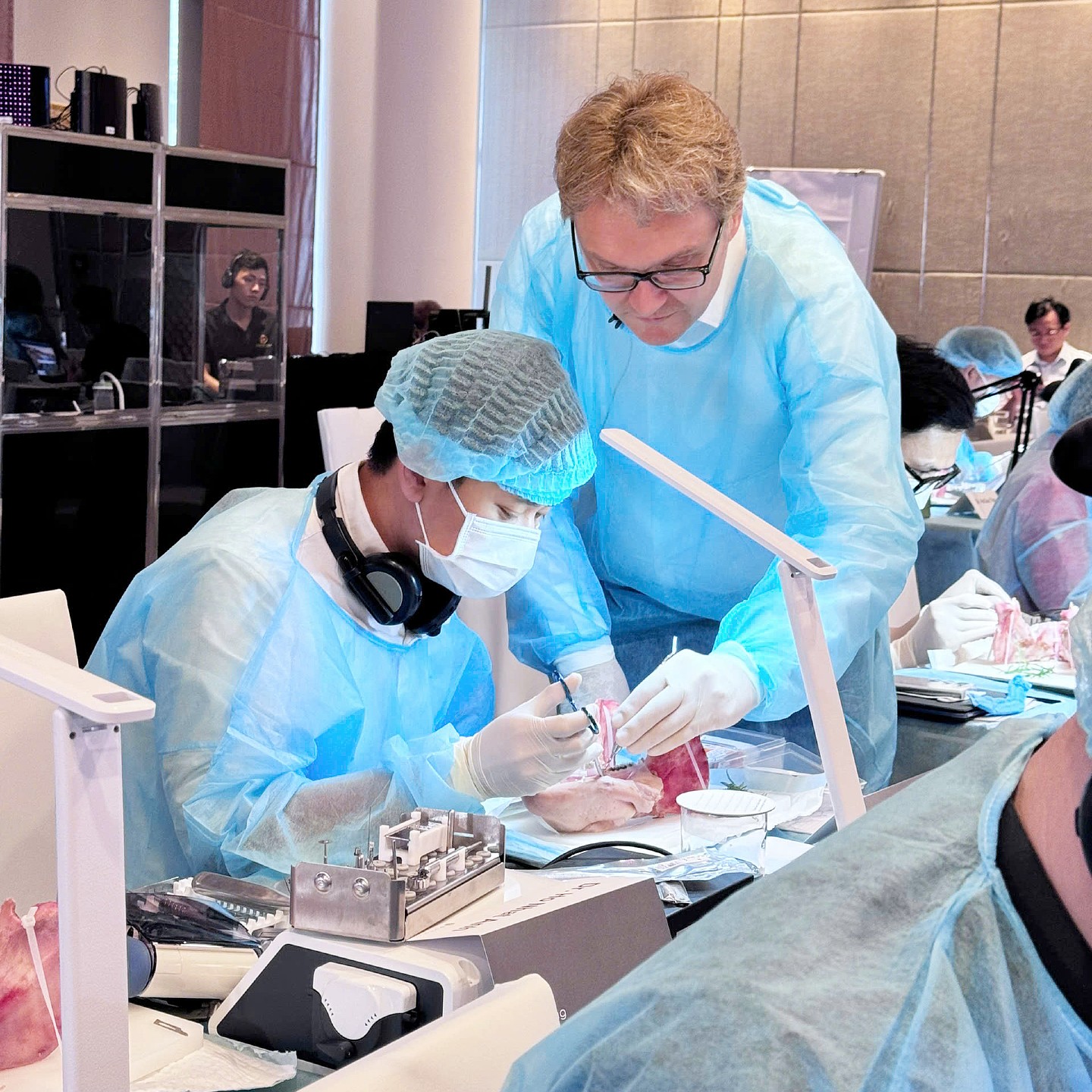 Bác sĩ Thịnh tham gia khoá học chuyên môn Ghép xương tự thân nâng cao