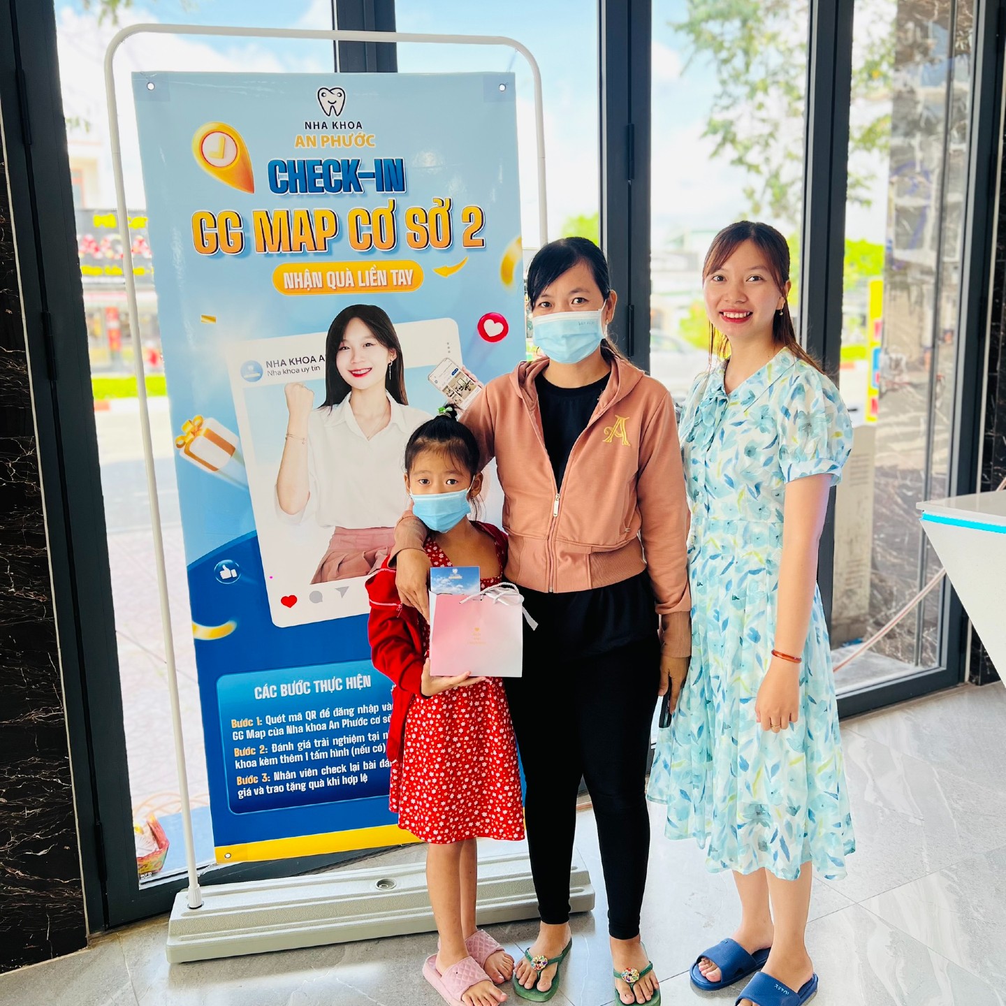 Nha khoa An Phước - Cơ sở 2 chính thức đi vào hoạt động Khách hàng check-in và nhận quà tại cơ sở mới