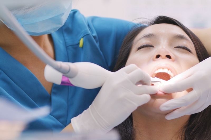 Lấy tuỷ răng bao nhiêu tiền? Bảng giá mới nhất 2025 Chi phí lấy tuỷ răng phụ thuộc vào nhiều yếu tố