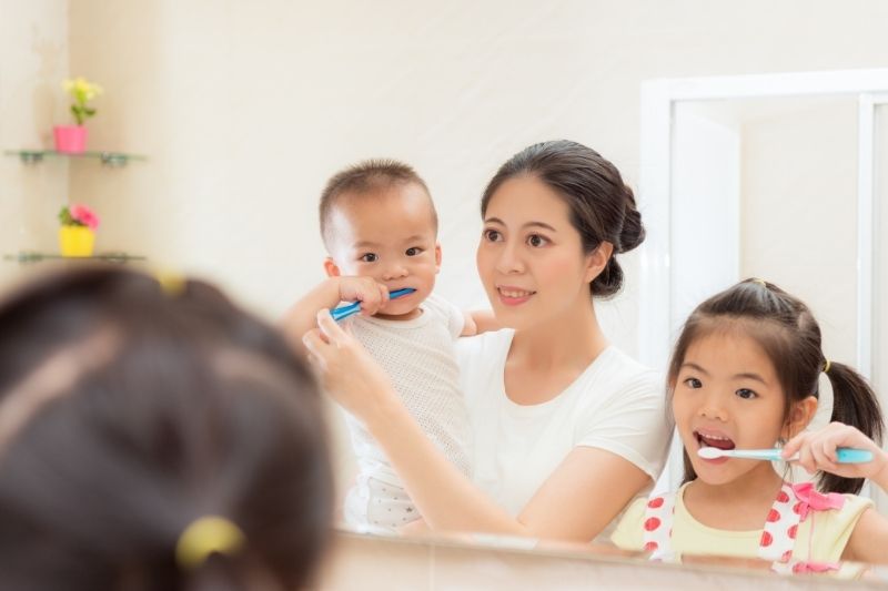 Răng sữa mọc lệch có sao không? Nguyên nhân do đâu? Hướng dẫn trẻ chăm sóc răng đúng cách