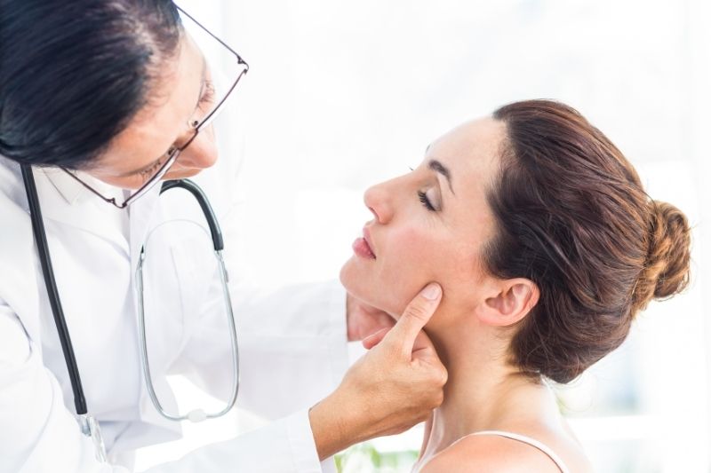 Sái quai hàm là gì? Dấu hiệu, nguyên nhân và cách chữa trị Nắn chỉnh hàm đưa khớp hàm trở lại vị trí đúng