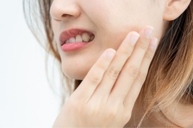 Nhận biết biểu hiện sâu răng vào tủy và cách chữa trị Sâu răng vào tuỷ khiến răng nhạy cảm hơn, đau quanh vùng má, thái dương