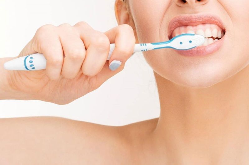 Bị tụt lợi có tự khỏi không? Cách chữa răng bị tụt lợi hiệu quả Đánh răng không đúng cách dễ dẫn đến tụt nướu răng