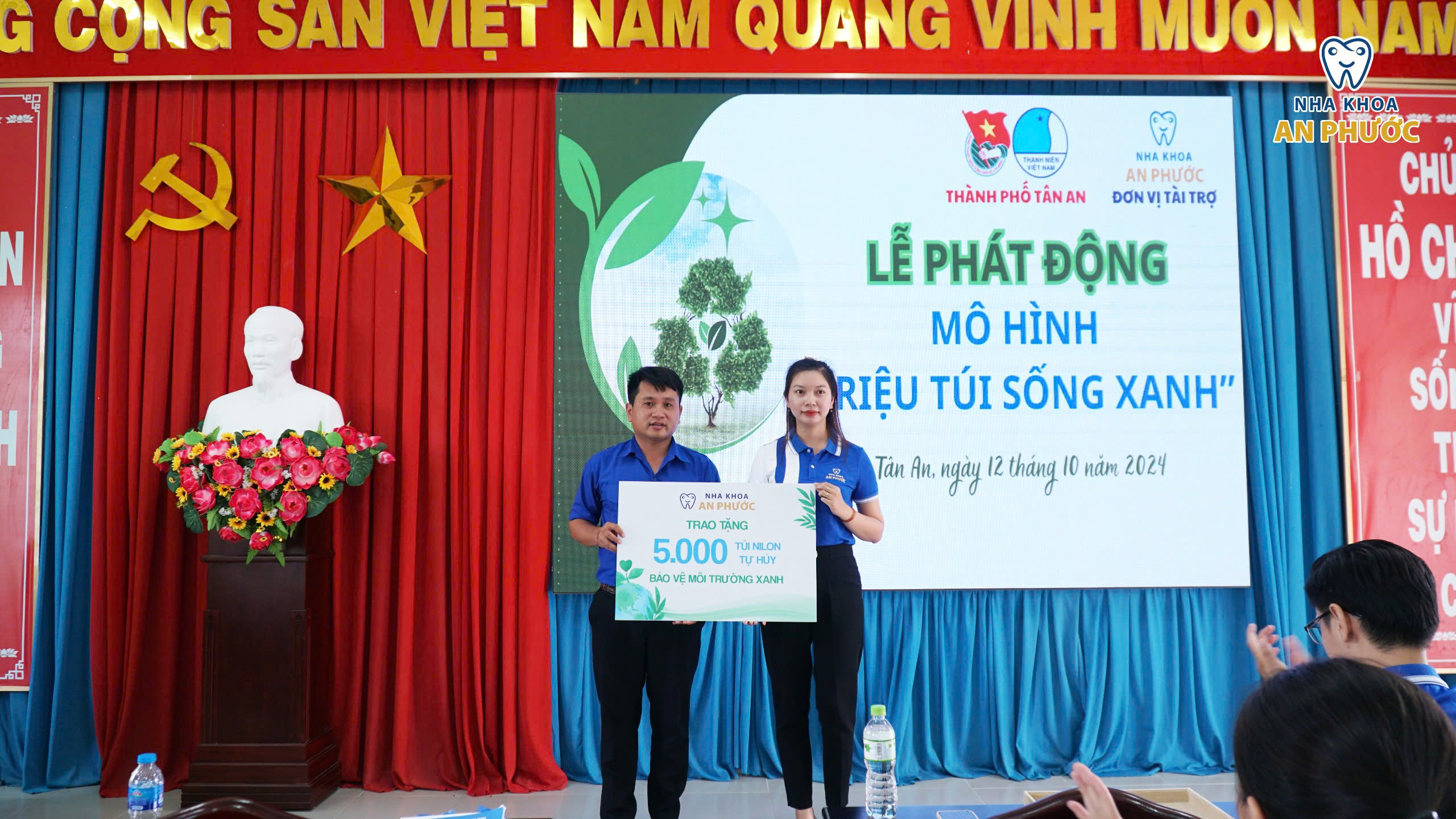 An Phước đồng hành cùng Lễ phát động mô hình "Triệu túi sống xanh" An Phước gửi tặng 5000 túi sinh học tự hủy cho người dân địa phương