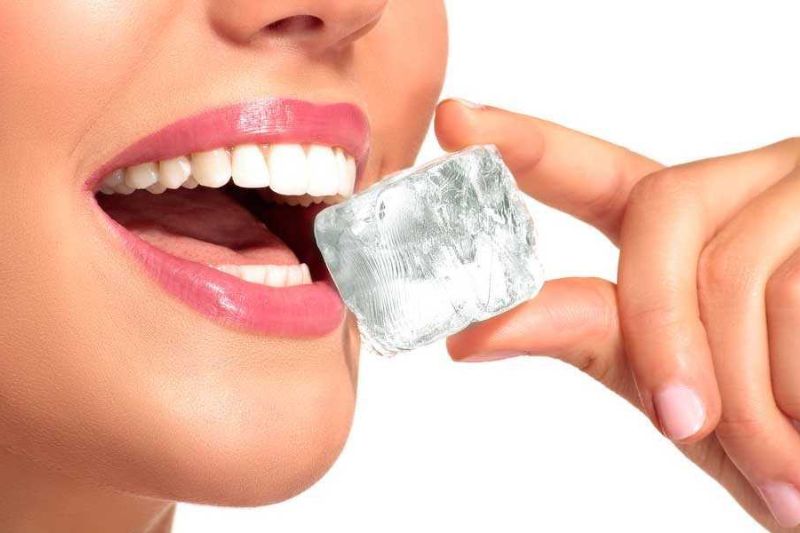 Trám răng sâu có bền không? Những câu hỏi thường gặp Hạn chế nhai đồ cứng làm tổn thương miếng trám