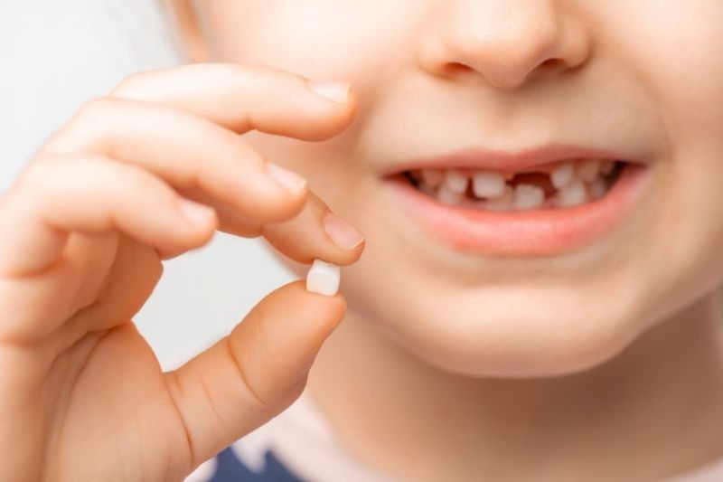Nhổ răng sữa cho trẻ và những điều phụ huynh cần lưu ý Nhổ răng sữa tại nhà cho trẻ
