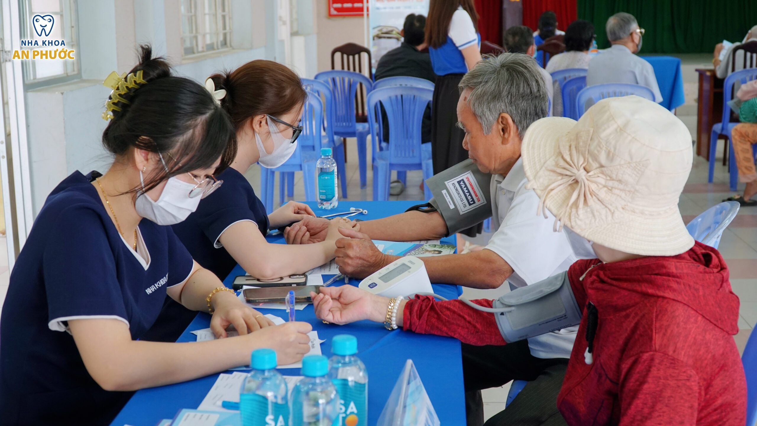 Người dân Phường 5 khám sức khoẻ răng miệng, sẵn sàng đón Tết 2025 Bà con được đo huyết áp trước khi thăm khám