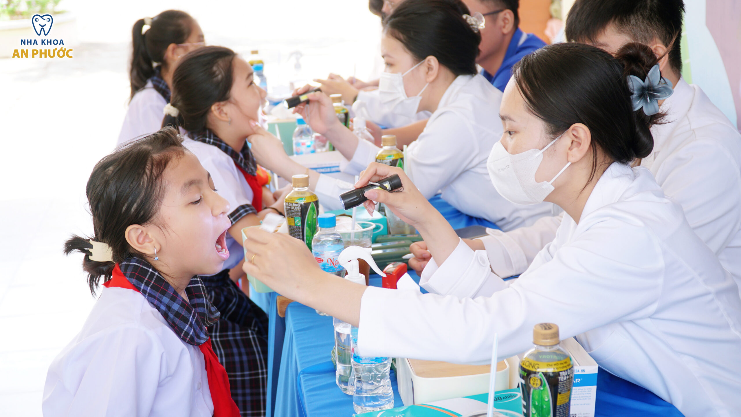 Đồng hành chăm sóc răng miệng cùng những mầm non Trường Tiểu học Võ Thị Sáu Bác sĩ An Phước thăm khám tầm soát tình trạng răng miệng cho các em học sinh