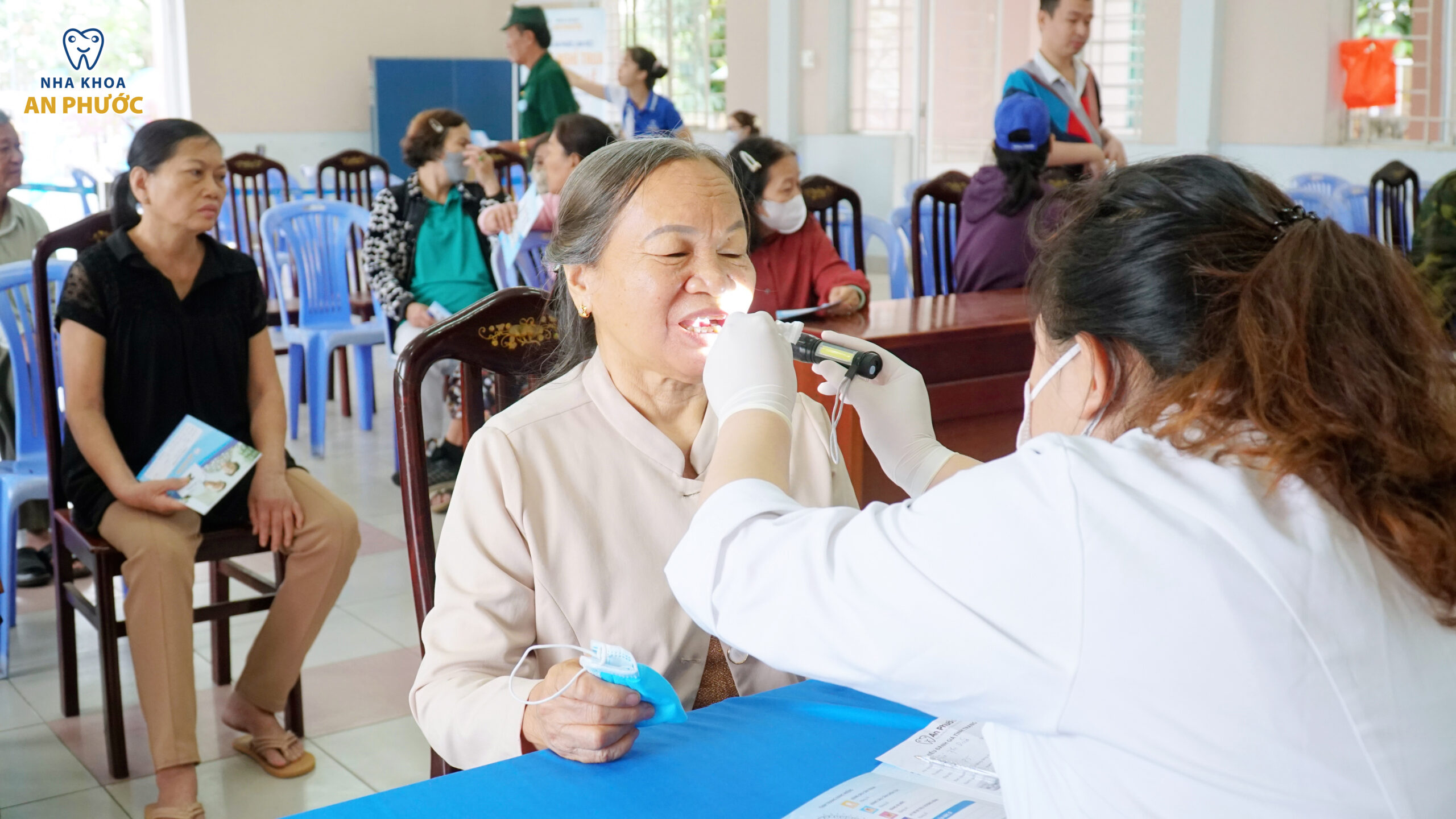 Người dân Phường 5 khám sức khoẻ răng miệng, sẵn sàng đón Tết 2025 Bác sĩ tiến hành thăm khám răng miệng, phát hiện các vấn đề về răng
