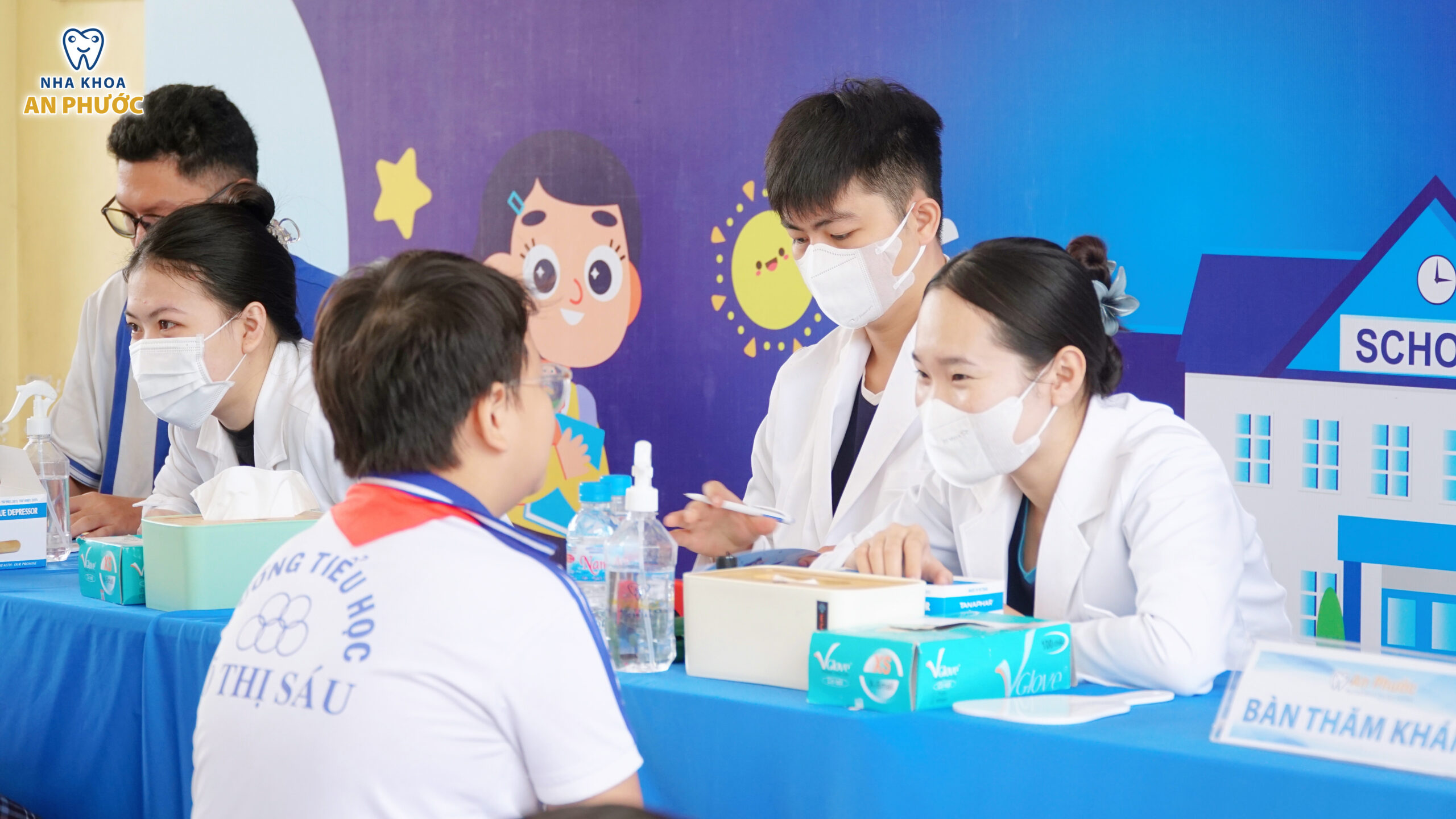 Đồng hành chăm sóc răng miệng cùng những mầm non Trường Tiểu học Võ Thị Sáu Các em học sinh hứng thú tiếp thu những lời dặn dò từ bác sĩ