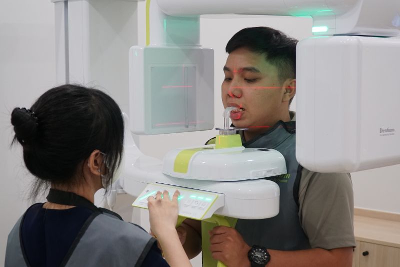 Thăm khám tại nha khoa giúp chẩn đoán chính xác và xử lý tình trạng răng mọc ngầm
