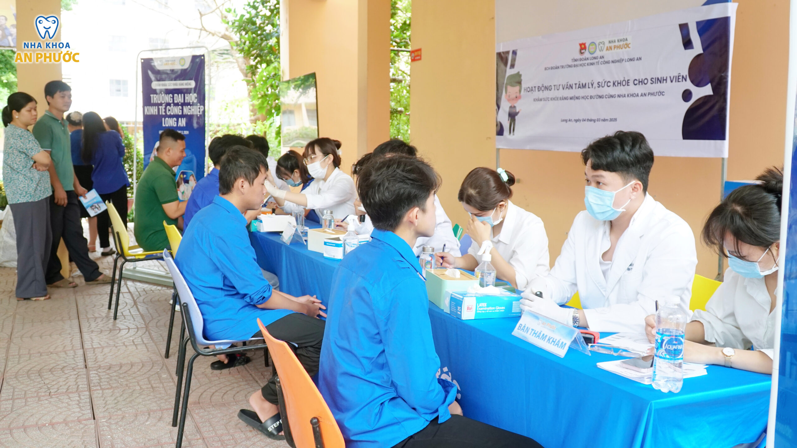Say Hi Trường Đại Học Kinh Tế Công Nghiệp Long An Các bác sĩ thăm khám và tư vấn cho các giáo viên, học sinh