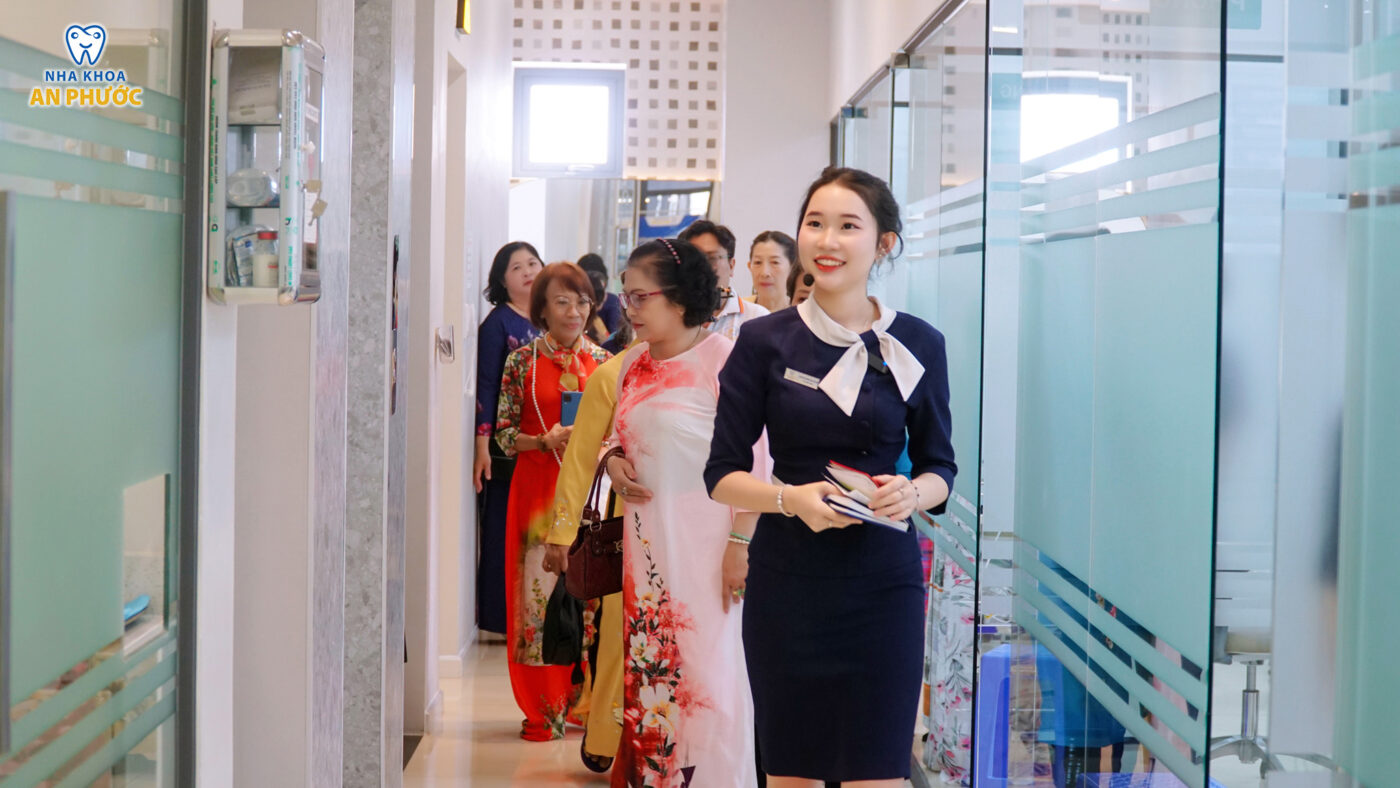 Hội Phụ Nữ Phường 6 tham quan và thăm khám răng miệng tại An Phước Nhân viên lễ tân hướng dẫn Hội Phụ Nữ tham quan An Phước