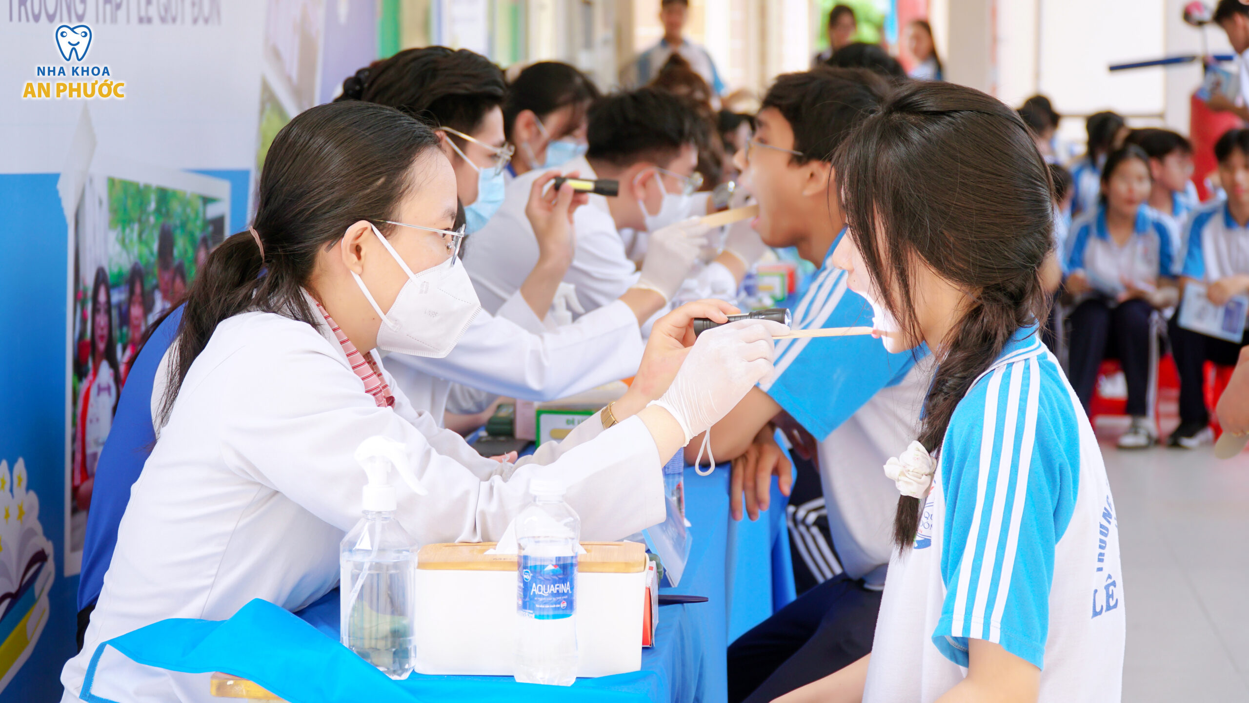 Đội ngũ bác sĩ thăm khám và tư vấn tình trạng răng miệng