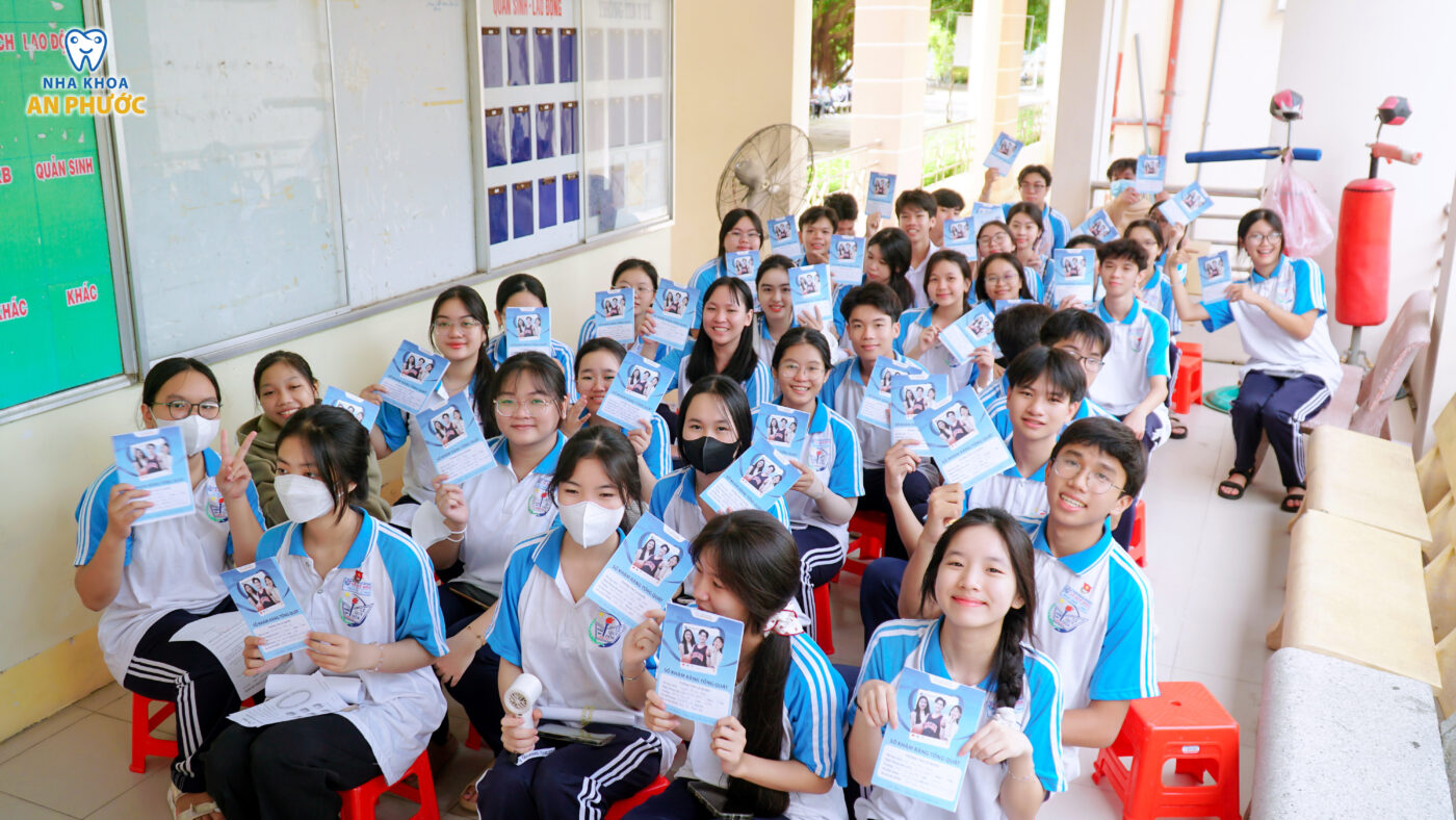 Tham kham tam soat suc khoe rang mieng Truong THPT Le Quy Don 2 Tháng 10 23, 2025