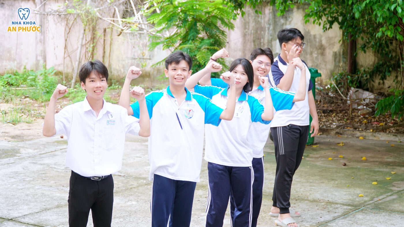 Tham kham tam soat suc khoe rang mieng Truong THPT Le Quy Don 8 Tháng 10 23, 2025
