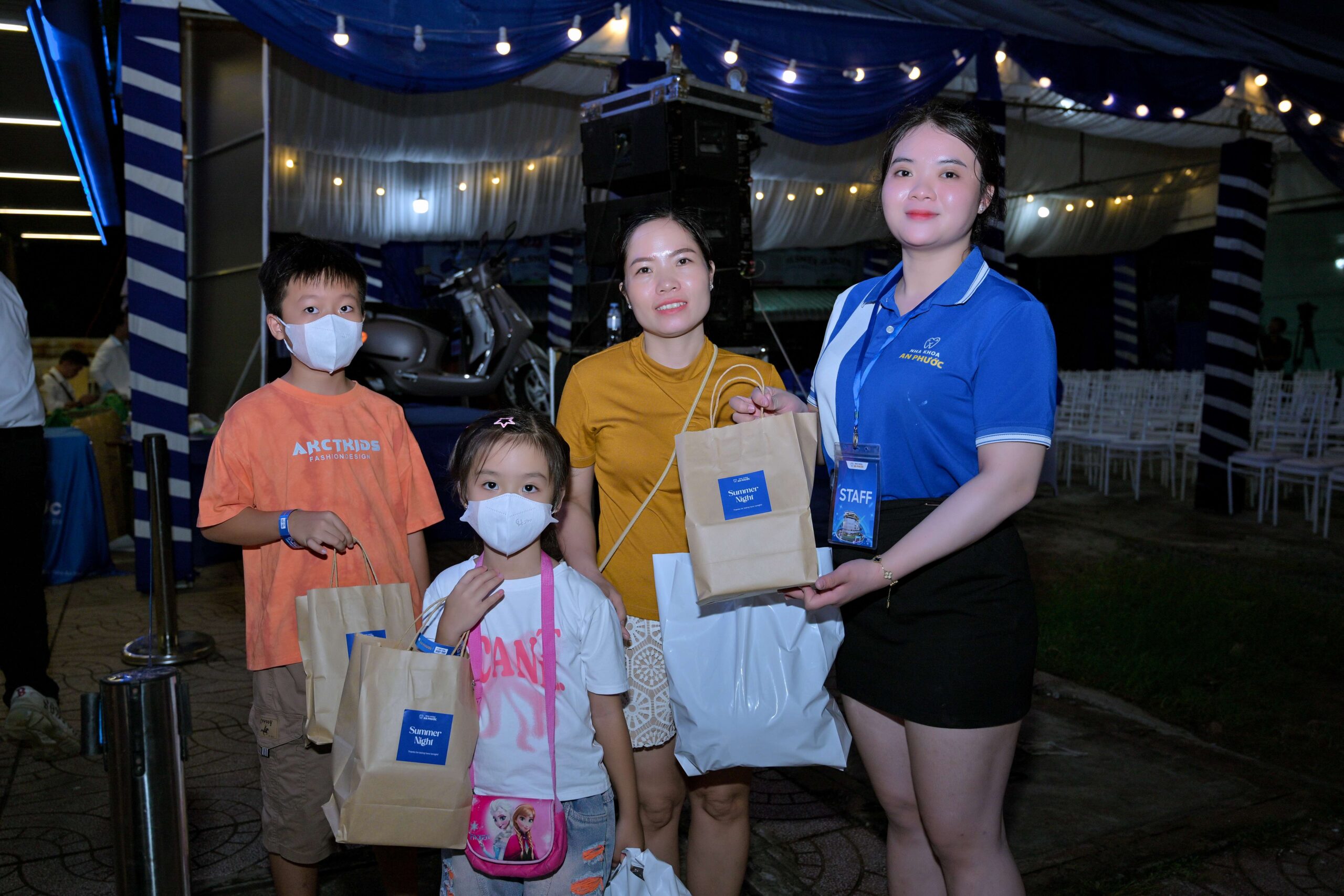 Ban tổ chức trao quà tri ân, khép lại đêm nhạc với những lời chúc tốt đẹp